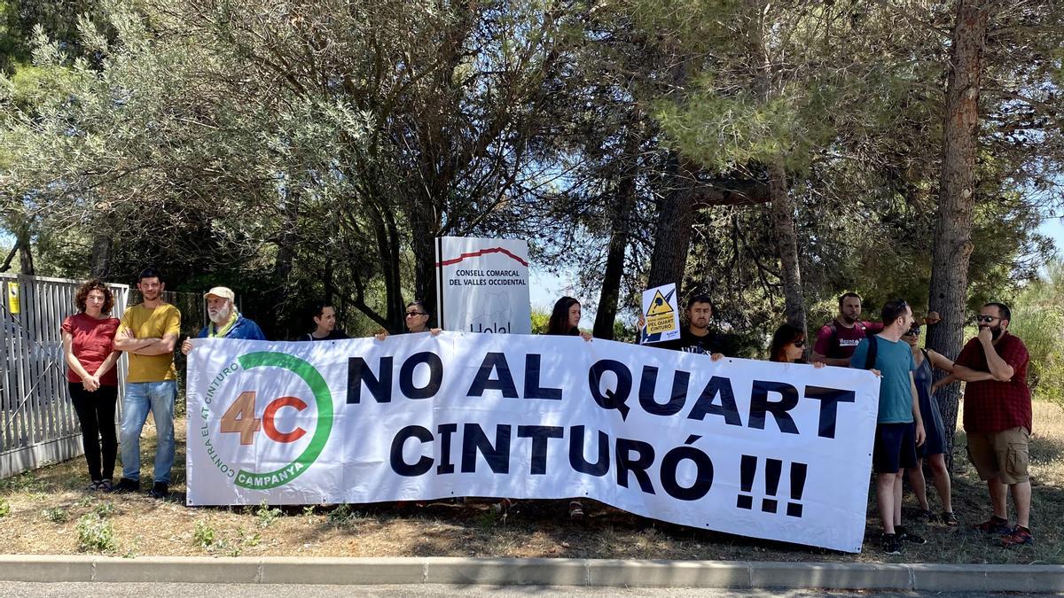Protesta contra el cuarto cinturón, a las puertas del Consell Comarcal del Vallès Occidental, este viernes