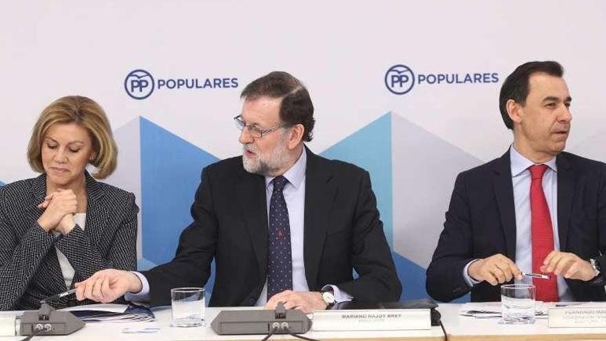 Mariano Rajoy, entre Dolores de Cospedal y Fernando Martínez-Maillo, ayer en la reunión de la dirección del PP.