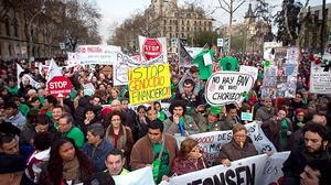 Milers de persones marxen a Barcelona en contra dels desnonaments. Ada Colau assegura que, malgrat els èxits que ha aconseguit la Plataforma dAfectats per la Hipoteca, encara queda molta feina per fer.