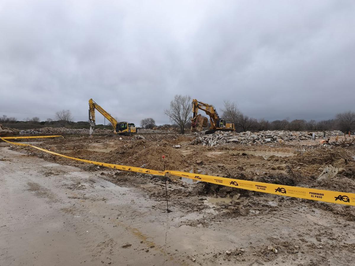 Las máquinas trabajan sobre los restos de dos naves demolidas en el cuartel de Campamento.