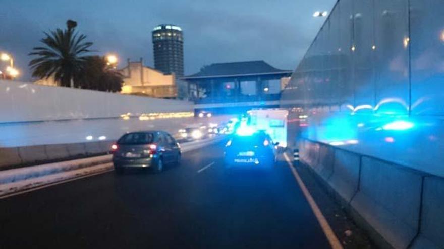 Un coche policial se desplaza hasta el lugar del accidente.