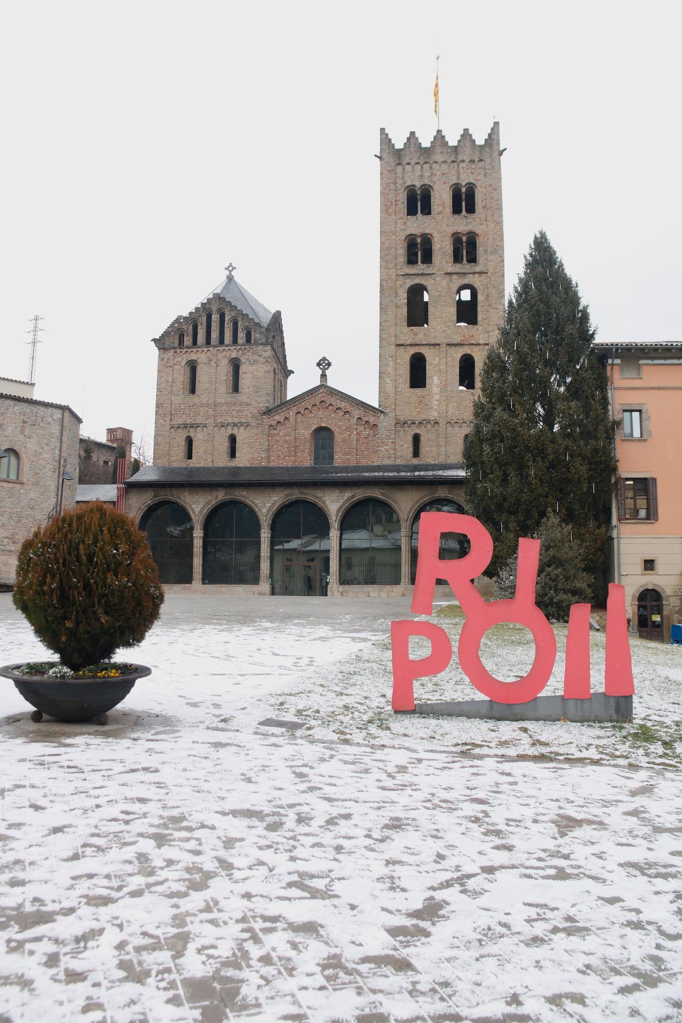 La neu enfarina diversos punts a cotes baixes de les comarques gironines