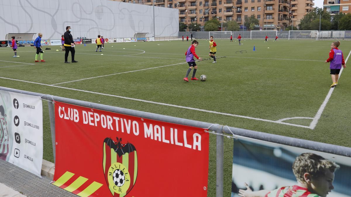 Entrenamiento en el campo del Malilla este lunes tras las medidas de desescalada.