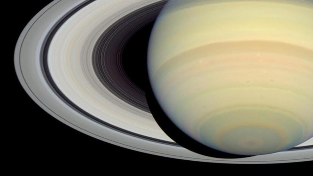 Imagen de Saturno y sus anillos concéntricos obtenida por el observatorio espacial Hubble en el año 2004