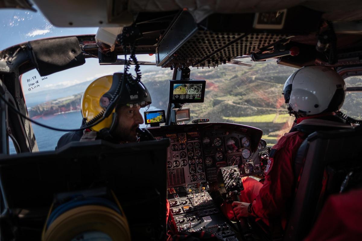 Hugo Asensio y Gabriel Pérez, los pilotos del helicóptero del Grupo de Emergencias y Salvamento (GES), en un ensayo de rescate en Tenerife.