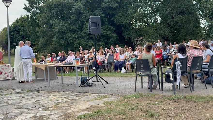 Soto de Llanera despide sus fiestas con misa y reparto del bollo a los socios