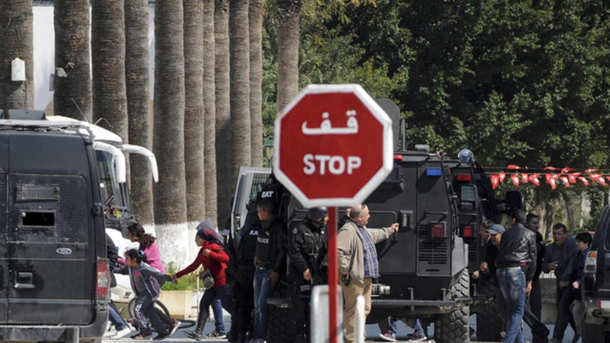 Fuerzas de seguridad tunecinas evacúan a niños y adultos tras el asalto yihadista en el Museo del Bardo, el miércoles en Túnez.