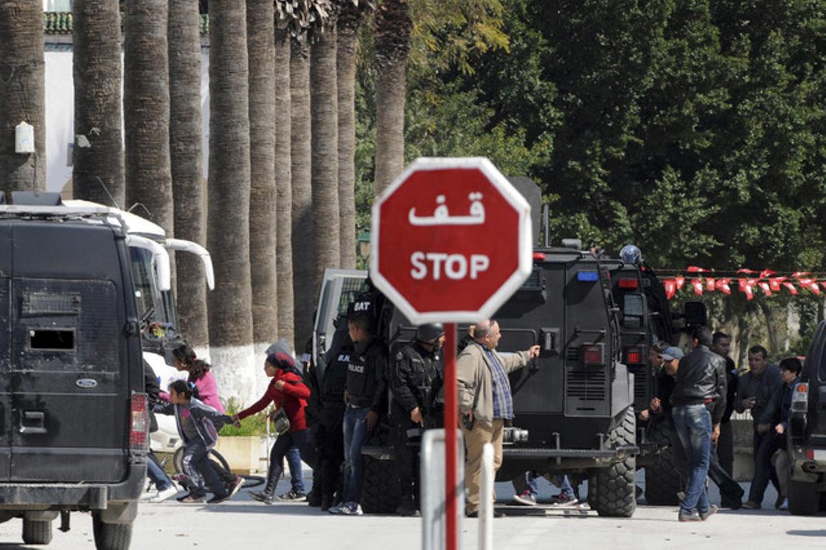 Forces de seguretat tunisianes evacuen nens i adults després de l’assalt gihadista al Museu del Bardo, dimecres a Tunis.