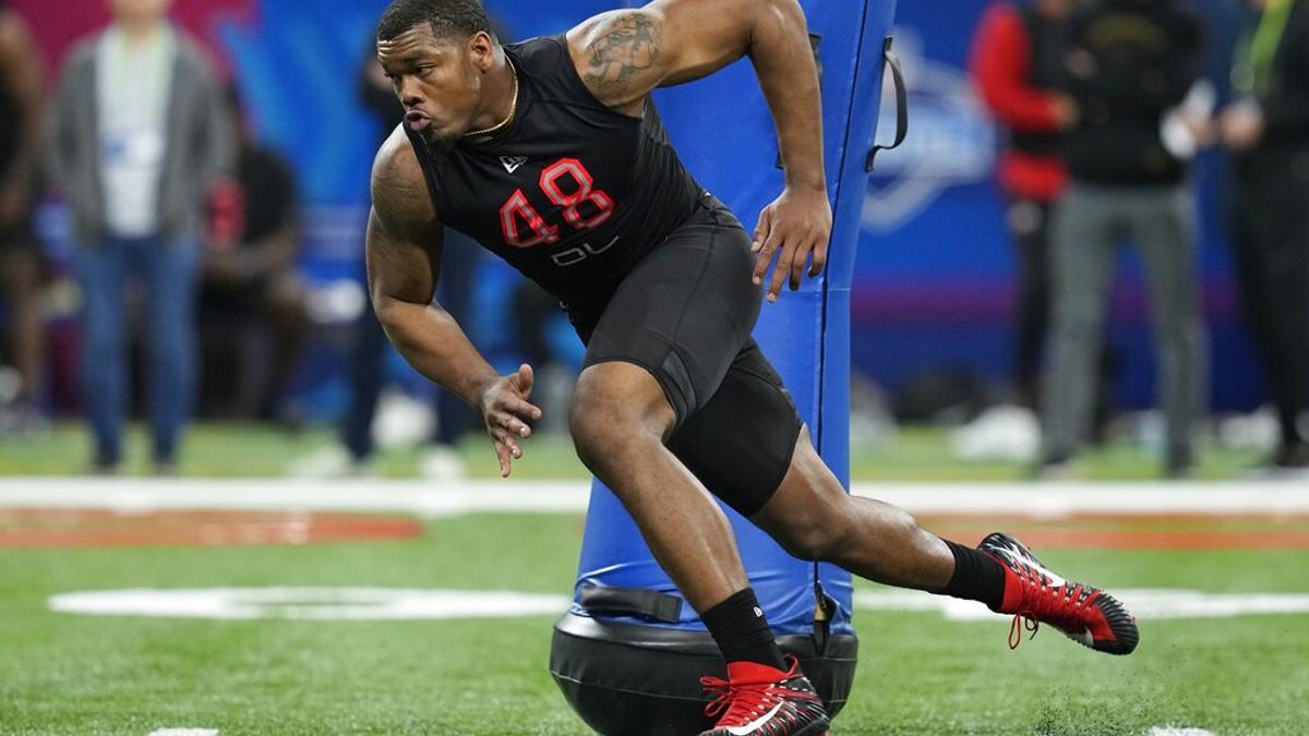 Travon Walker, número 1 del draft de la NFL 2022 tras ser seleccionado por los Jaguars.