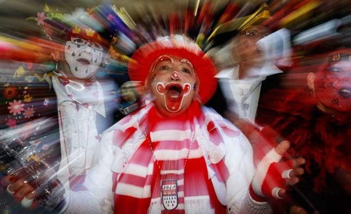 Una dona vestida de pallasso celebra el Weiberfastnacht (Carnaval de la Dona) a Colònia (Alemanya). Fotografia feta amb zoom out.