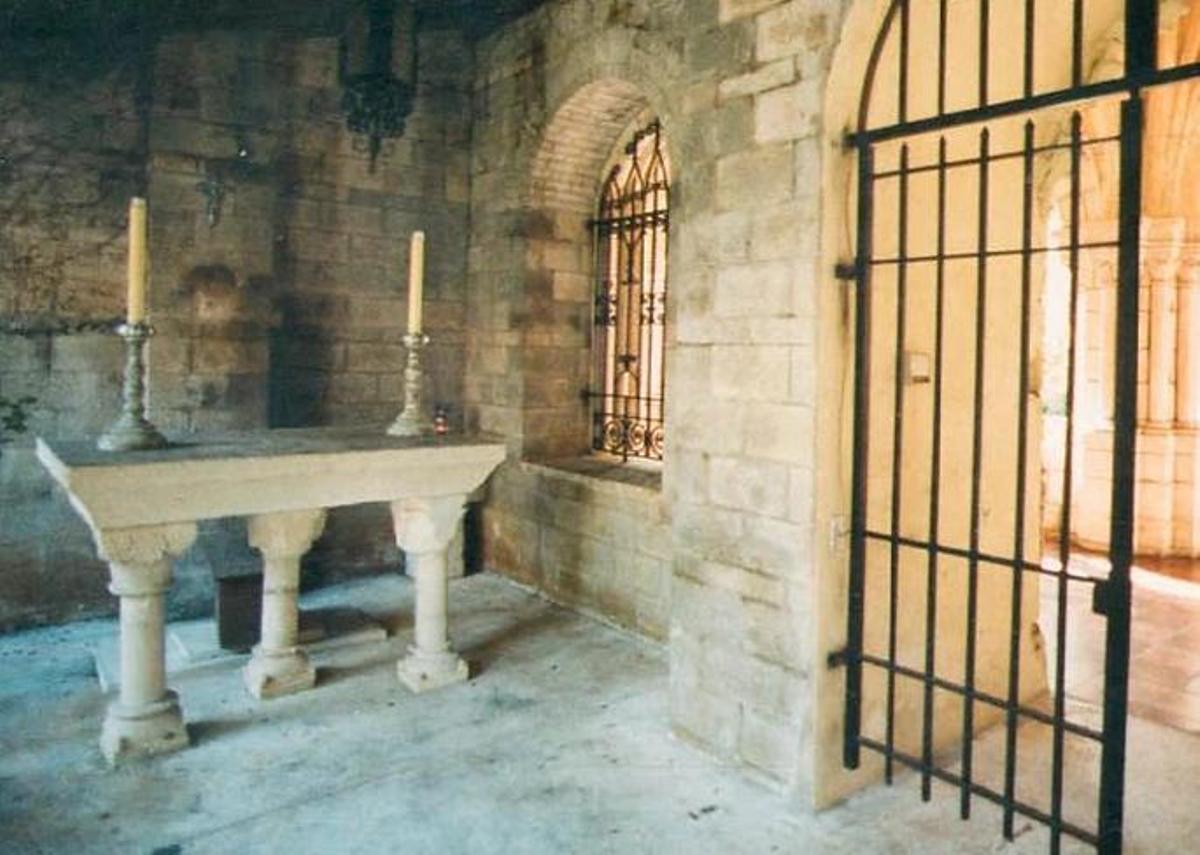 Un altar del claustro original en el monasterio de Miami.