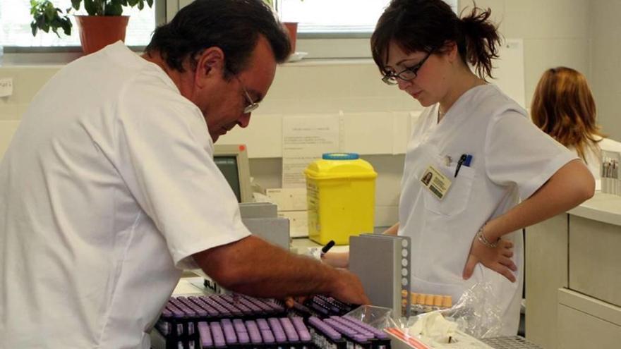 Dos enfermeros durante su jornada laboral.