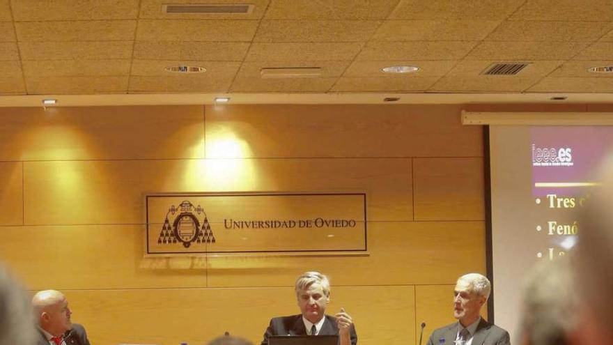 Federico Aznar, en el centro, durante su ponencia.
