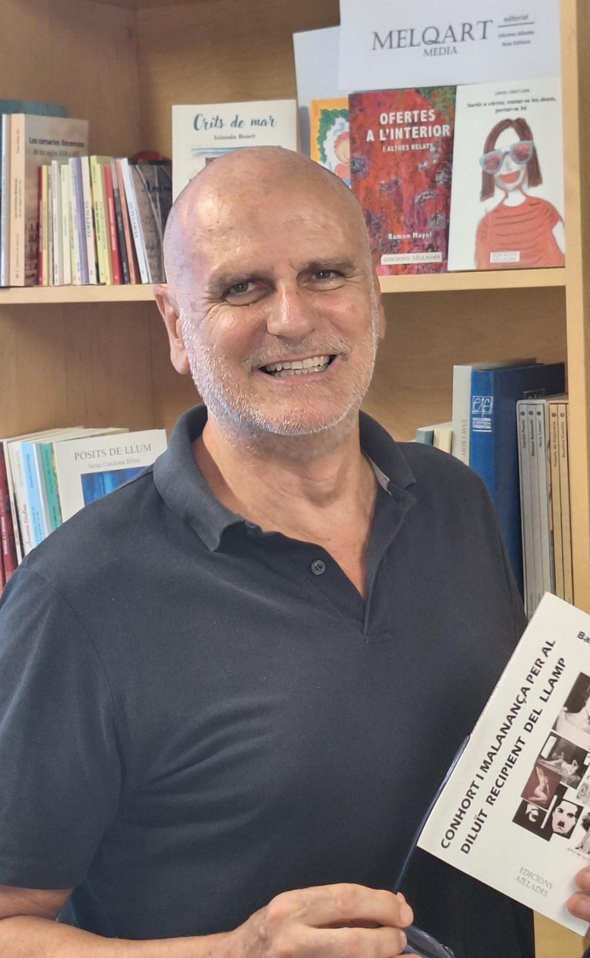 L'editor Ramon Mayol, a la seva biblioteca.
