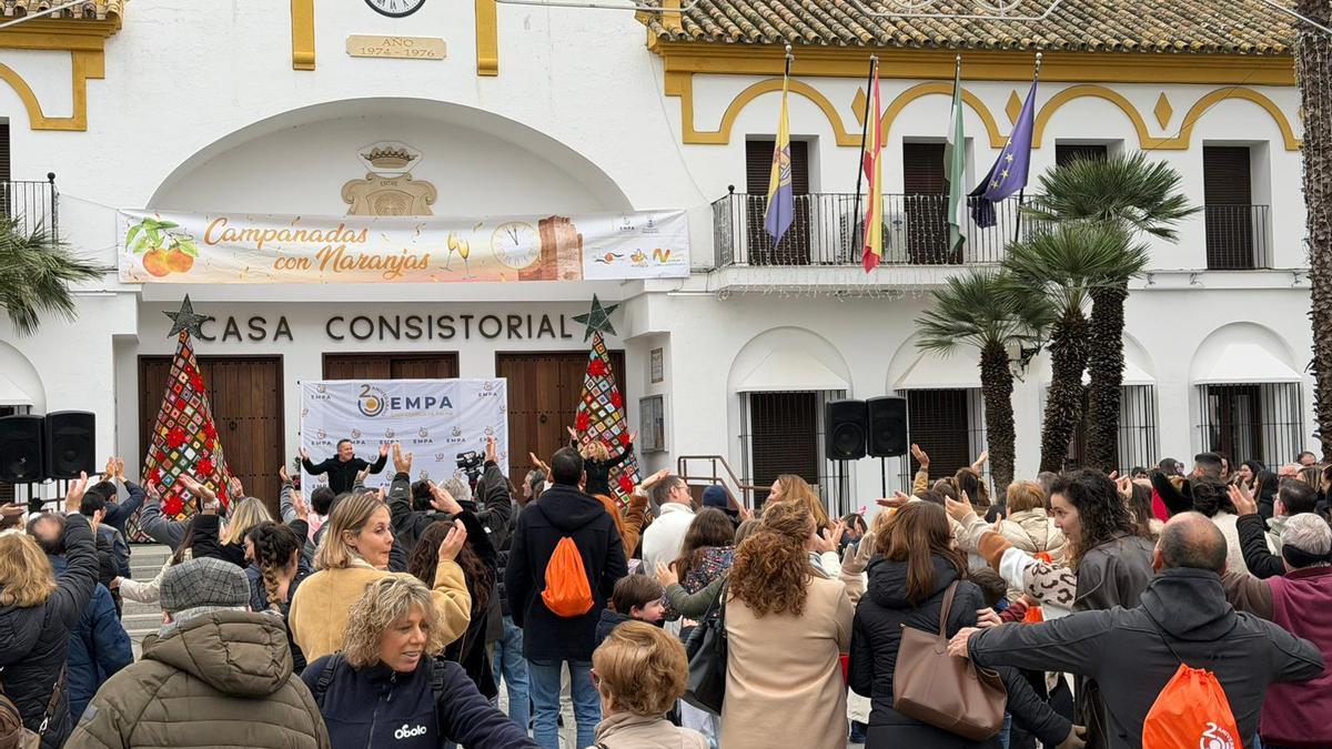 Palma del Río toma doce gajos de naranja en sus campanadas infantiles.