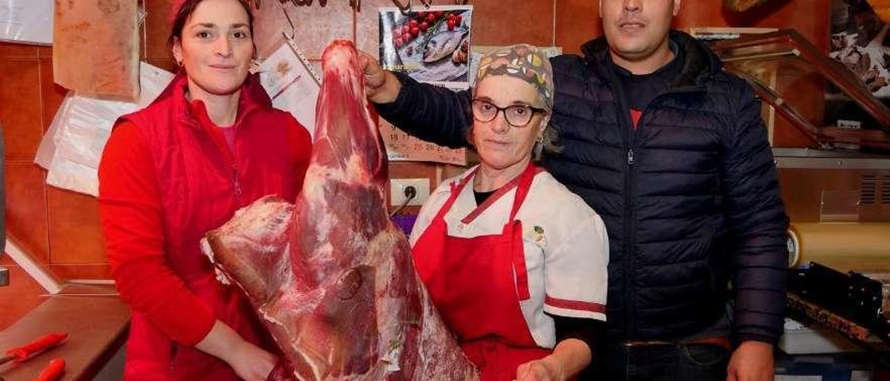 Carlota Montenegro, Socorro Cacabelos y Diego Torres en su carnicería de la plaza de abastos. // Muñiz