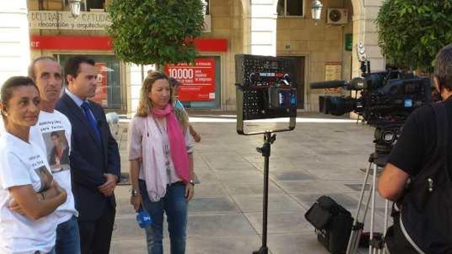 Los padres de Fernando y su abogado en una entrevista con TVE.