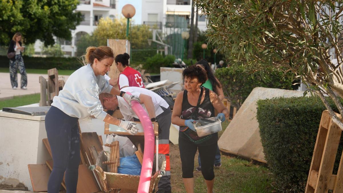 Galería: Voluntarios ayudan a vecinos de Ibiza afectados por las inundaciones