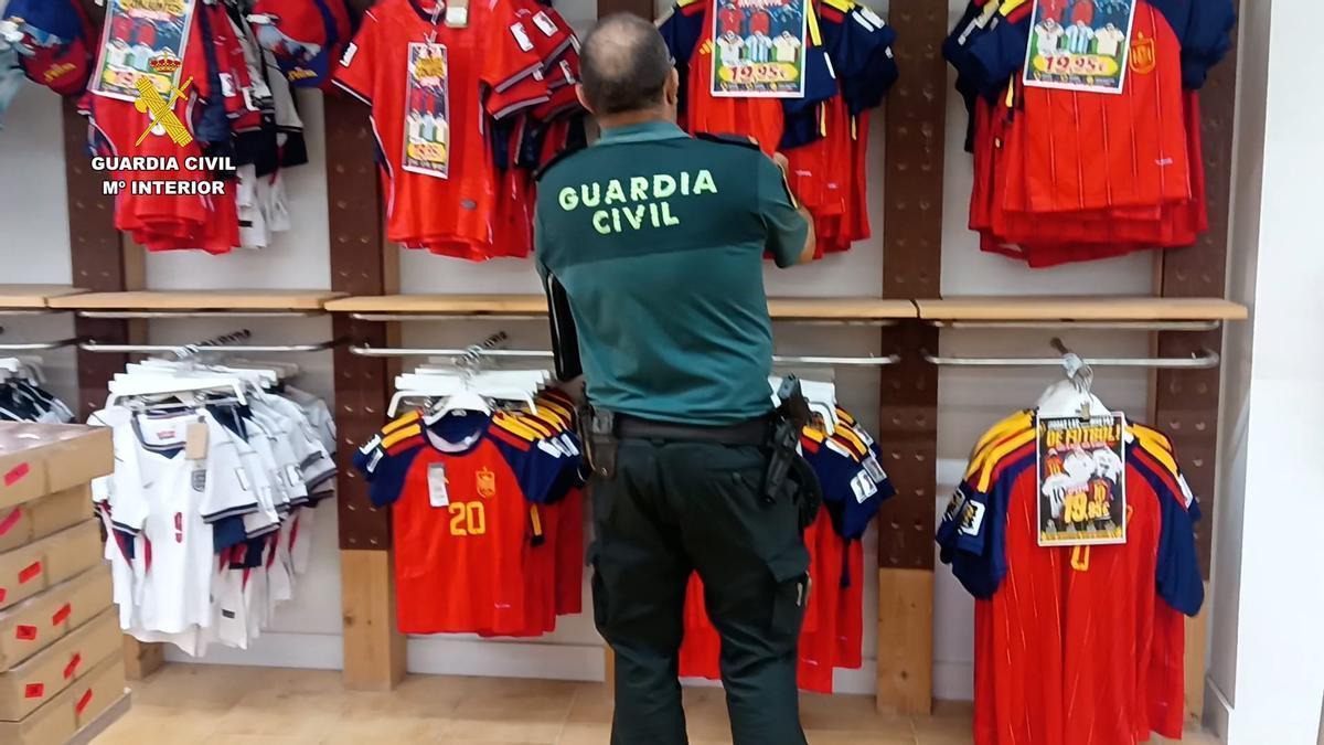 La Guardia Civil interviene más de 1.200 prendas deportivas falsificadas vinculadas al Mundial 2026