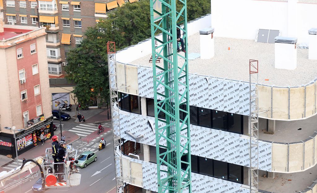 Un hombre amenaza con tirarse desde una grúa en Murcia