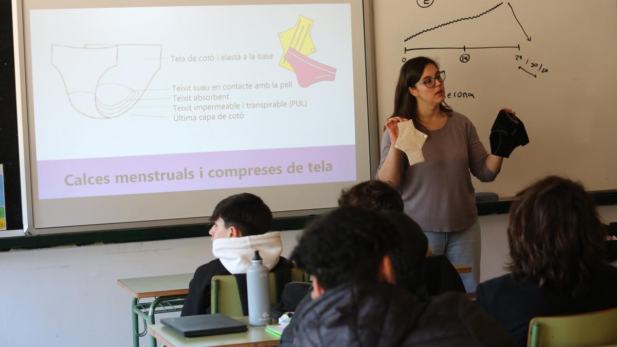 TERRASSA 27/02/2023 Sociedad. Reportaje sobre equidad menstrual. Vamos a un instituto a ver una charla sobre la regla y el uso de copas menstruales. Menstruación en clase . FOTO de ELISENDA PONS