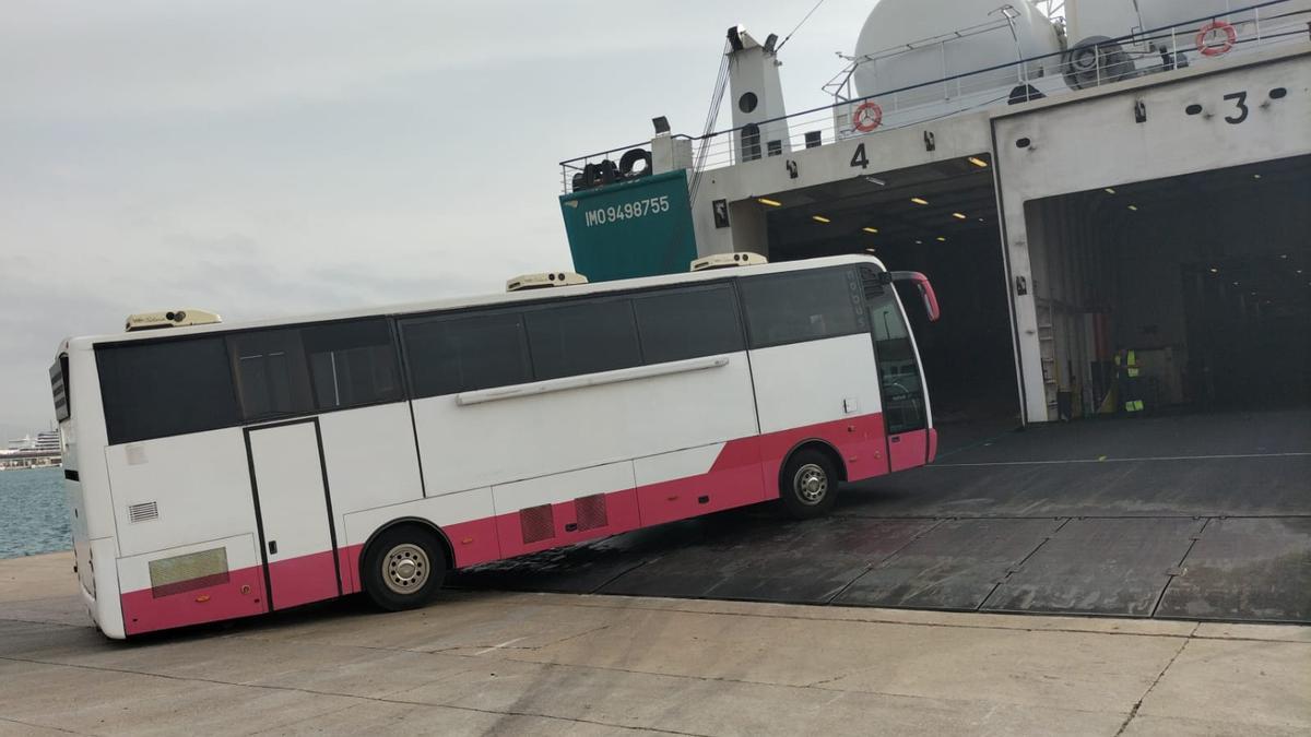 Un momento del embarque del autobús en el ferry de Baleària