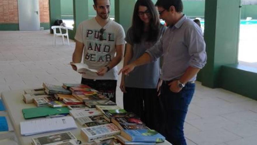 El edil Sanchis, a la derecha, con los encargados de la bibliopiscina.