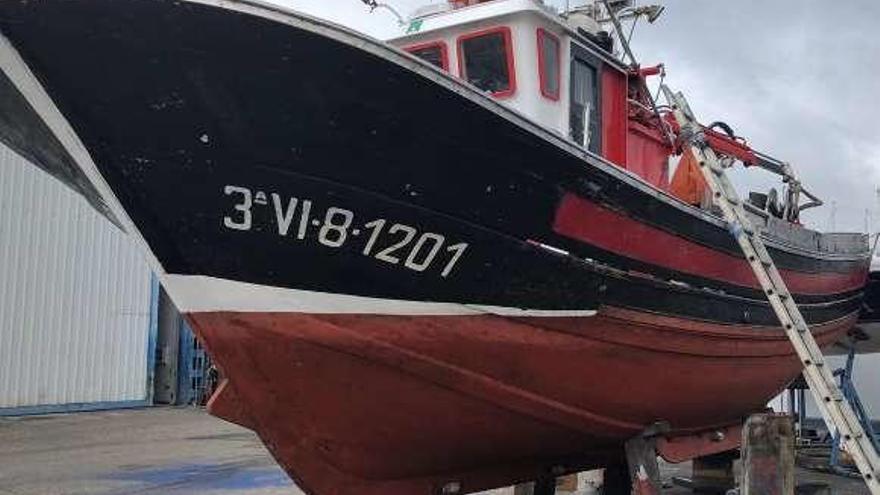 El &quot;Otero&quot; ayer durante la varada para reparar la vía de agua. // FdV