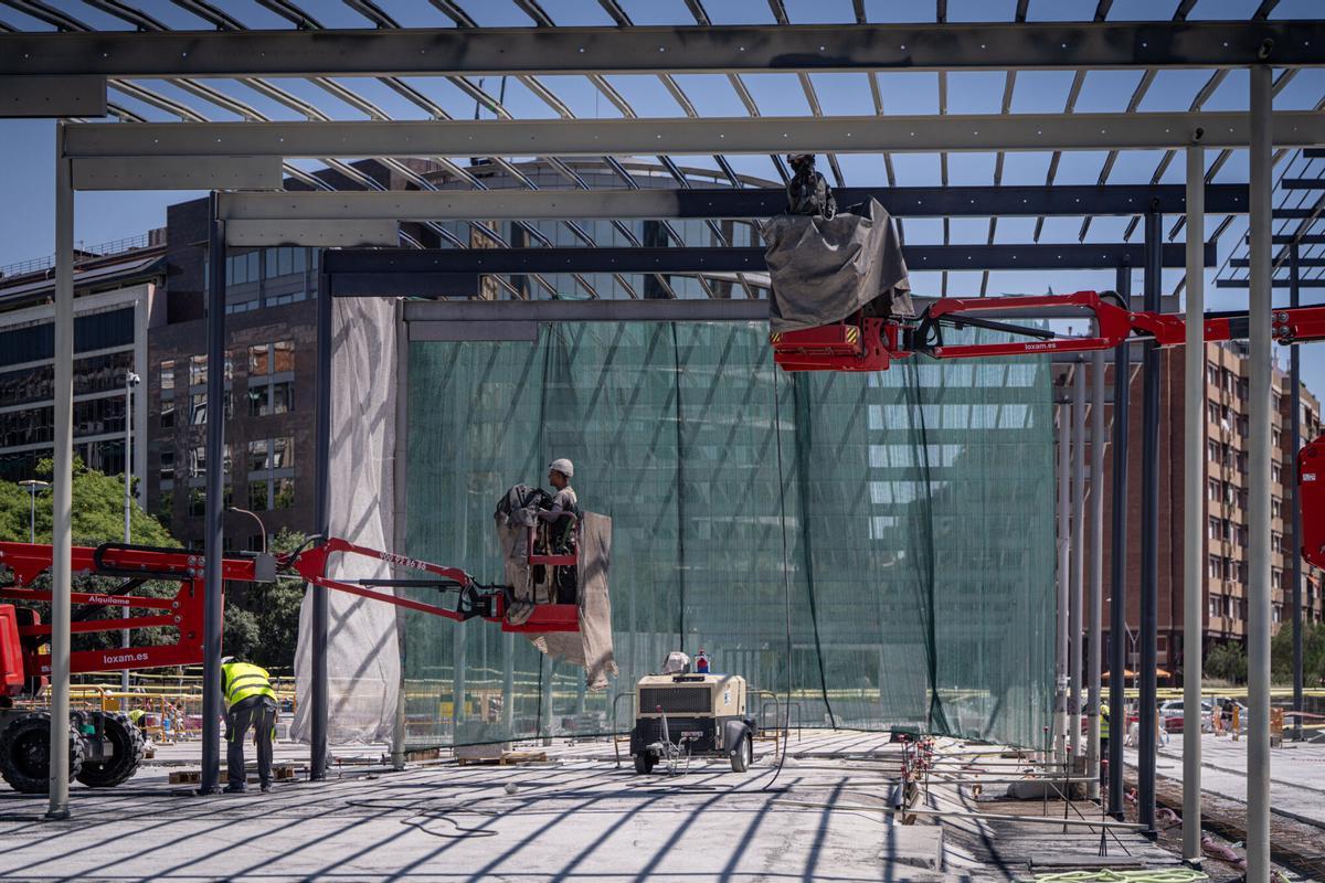 Visita a las obras de la estación de Sants y de la plaza de los Països Catalans durante un brífing informativo de Adif. Imágenes del interior de la estación y del desarrollo de los trabajos en el entorno urbano, a 25 de junio de 2026. Barcelona. AUTOR: MANU MITRU | EPC