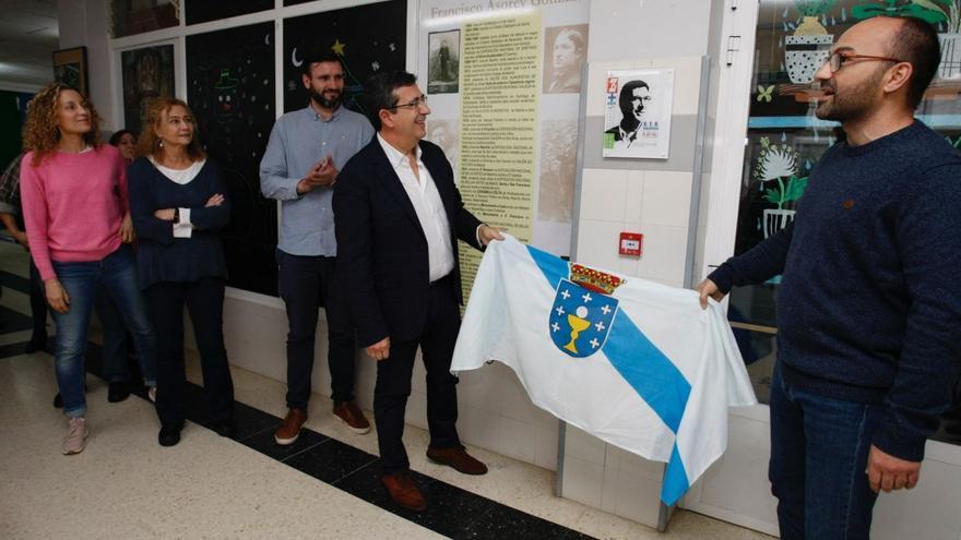 Domingo Tabuyo muestra la placa que le recuerda a las puertas de la biblioteca del IES Asorey.