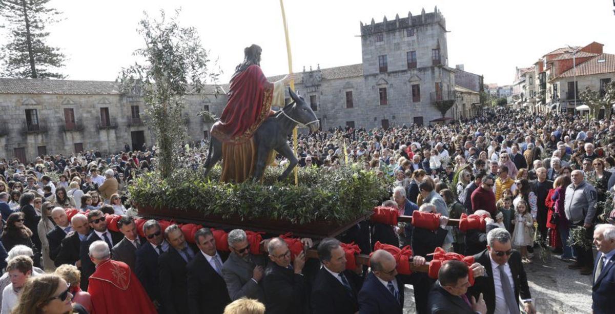 Salida de la procesión de la Burrita, en Cambados. | NOÉ PARGA