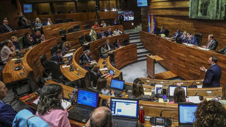 La aprobación de la indemnización a los diputados agita el último Pleno de la Junta