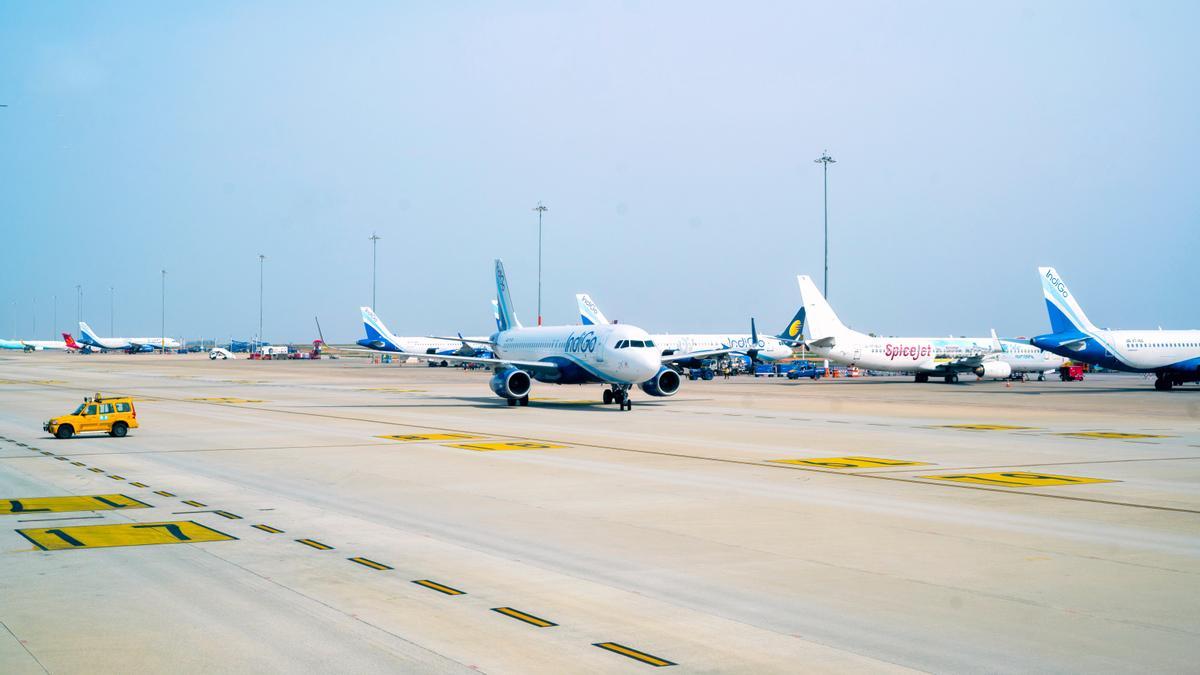 Varios aviones en la pista de aterrizaje de un aeropuerto