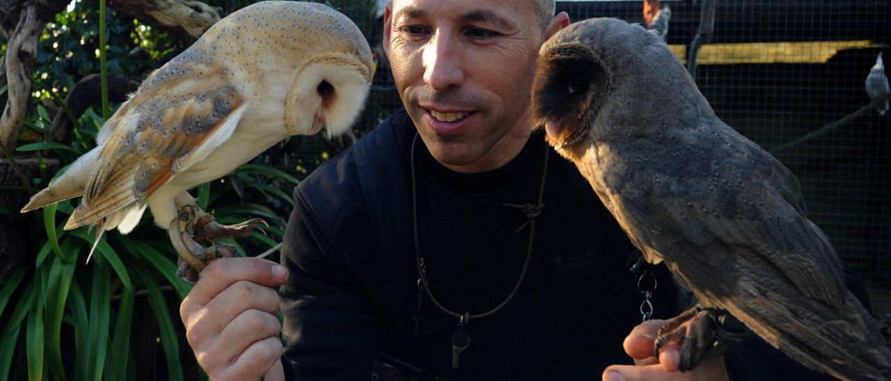 Ignacio Orge, con dos de sus aves