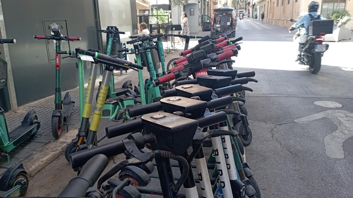 Un puesto de patinetes con la peatonal calle Tomás Heredia a continuación.