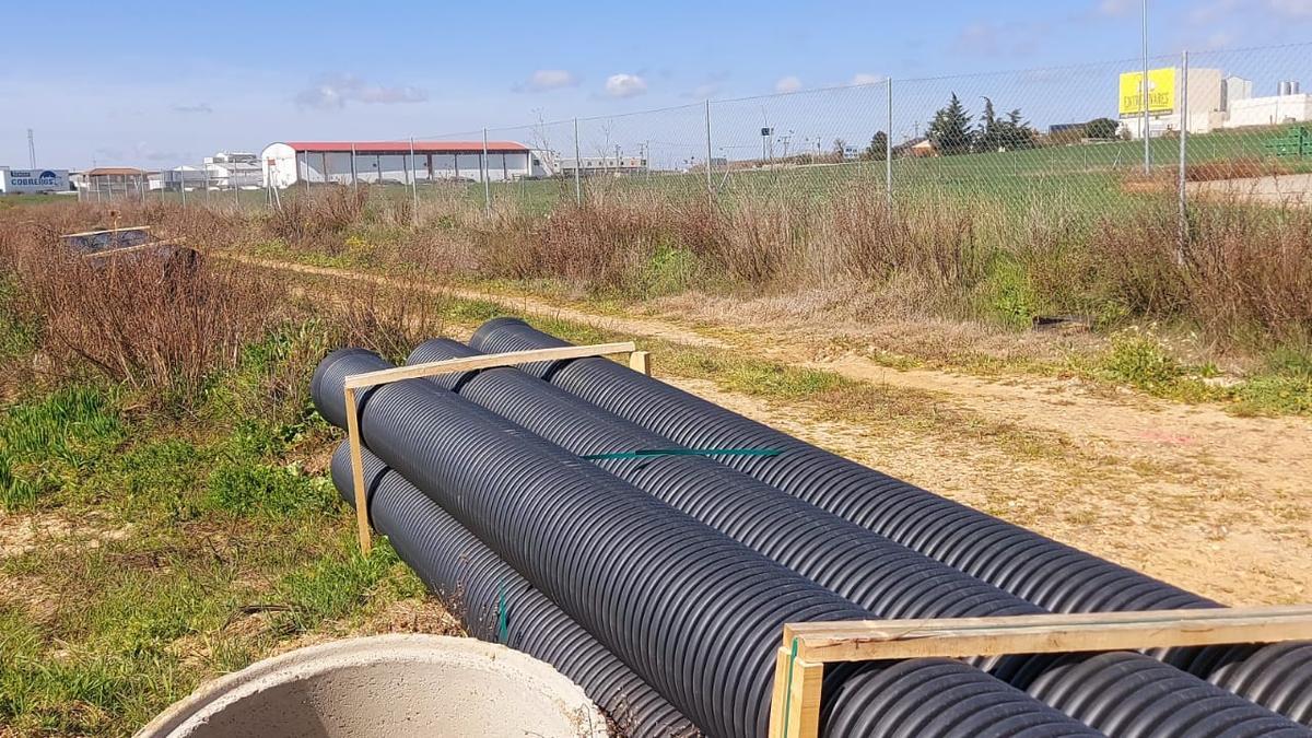 Colectores en los terrenos por las que pasará la red de saneamiento de las dos industrias lácteas, a la derecha y a la izquierda.