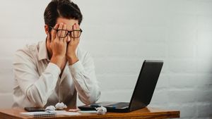 Persona estresada en el trabajo