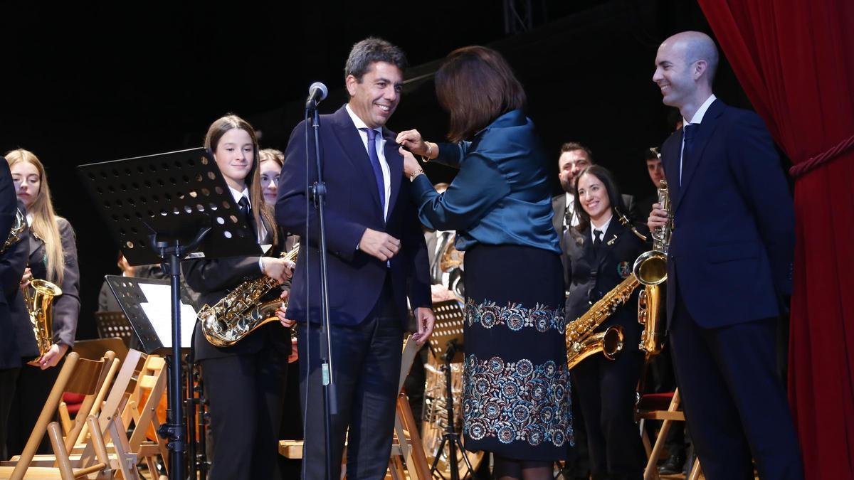 Mazón recibe la insignia en el concierto de Santa Cecilia en Alicante