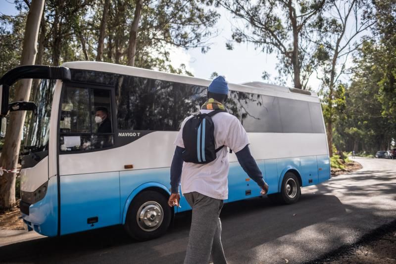 Protesta ante el campamento de Las Raíces por parte de migrantes y activistas