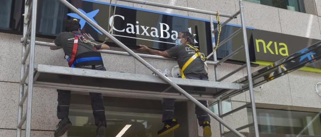 Cambio de cartelería en la antigua sede central de Bankia en Triana. | | ANDRÉS CRUZ