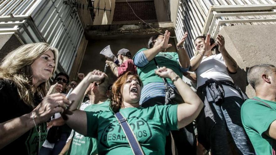 Imagen del desahucio paralizado en Alicante