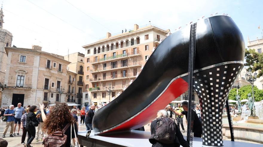 Un zapato gigante recorre València