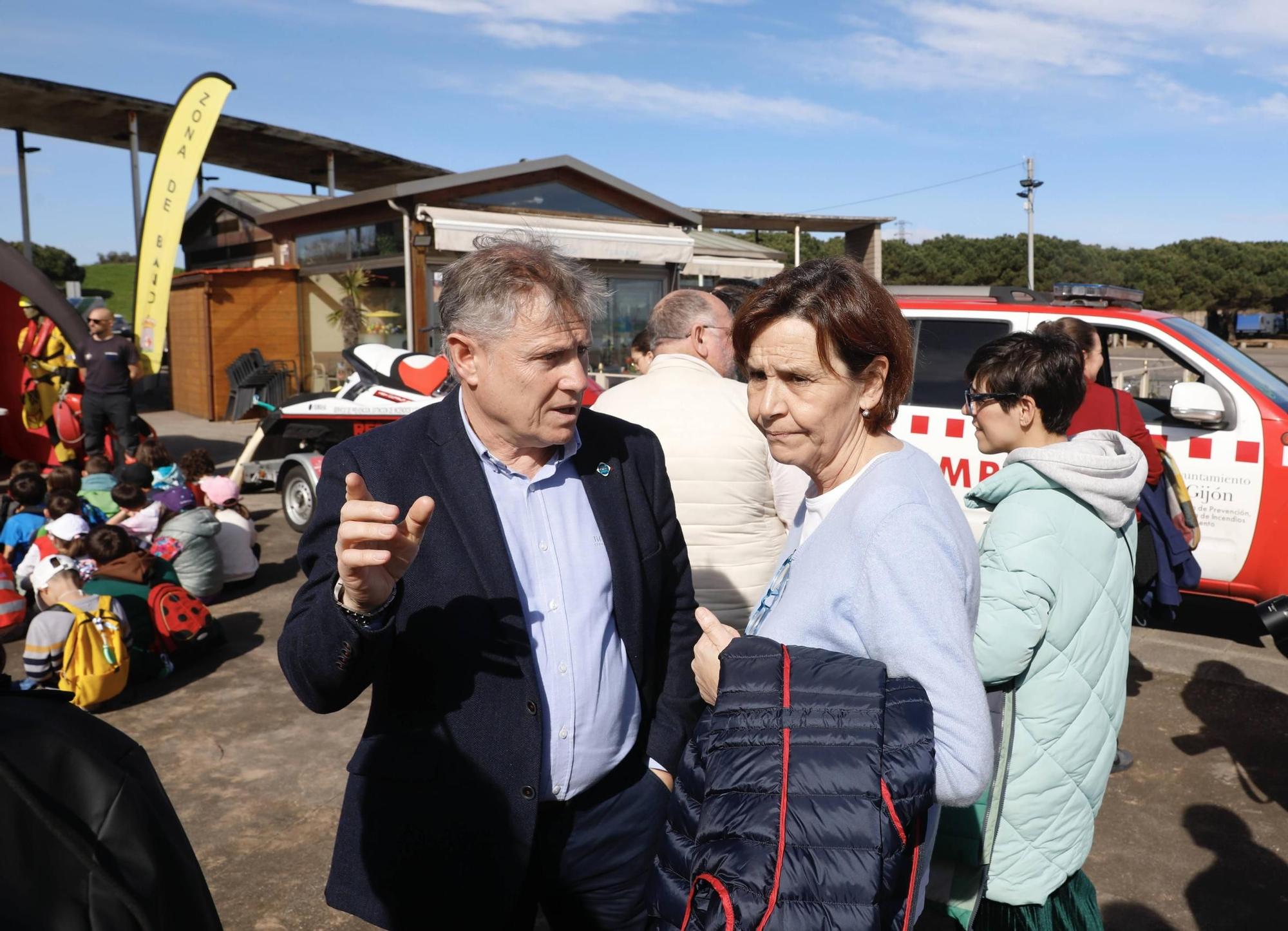 En imágenes: Así fue la actividad del proyecto "SwimSafe" en la playa del Arbeyal, en Gijón