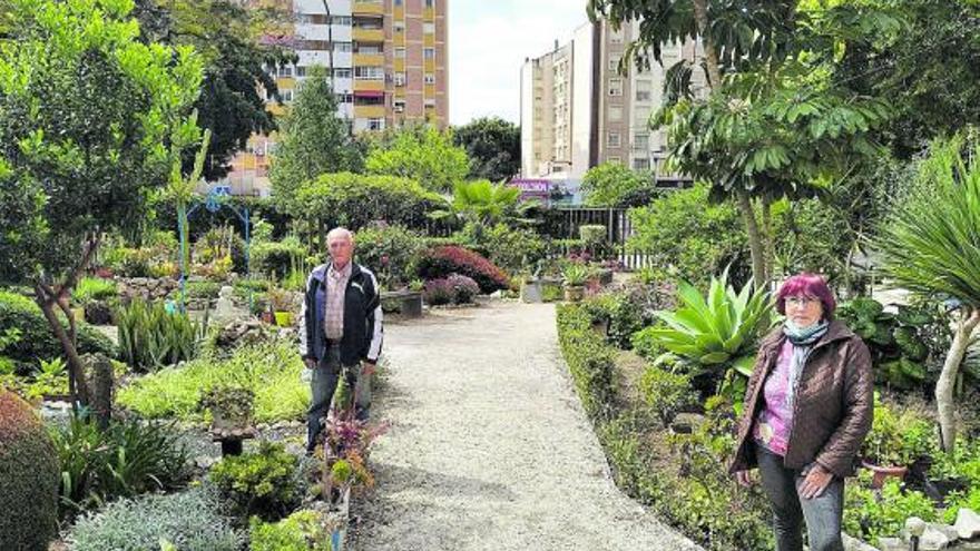 Isabel Rodríguez y Pepe Gallego, hace unos días en el Jardín de Gamarra.  | A.V.