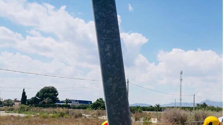 Bomberos en el lugar del accidente.