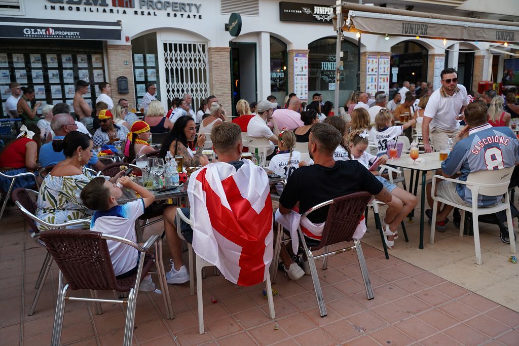 Un grupo de aficionados ingleses sigue la final desde Los Alcázares