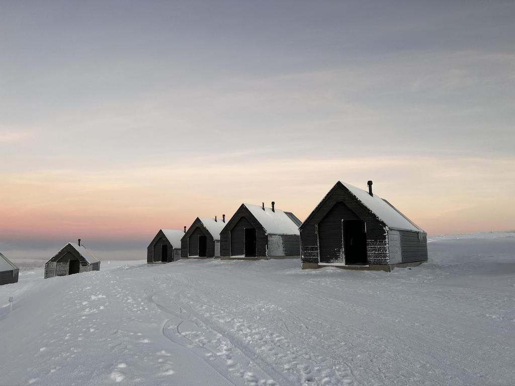 Cabañas del hotel Star Artic con los coloridos cielos antes del anochecer