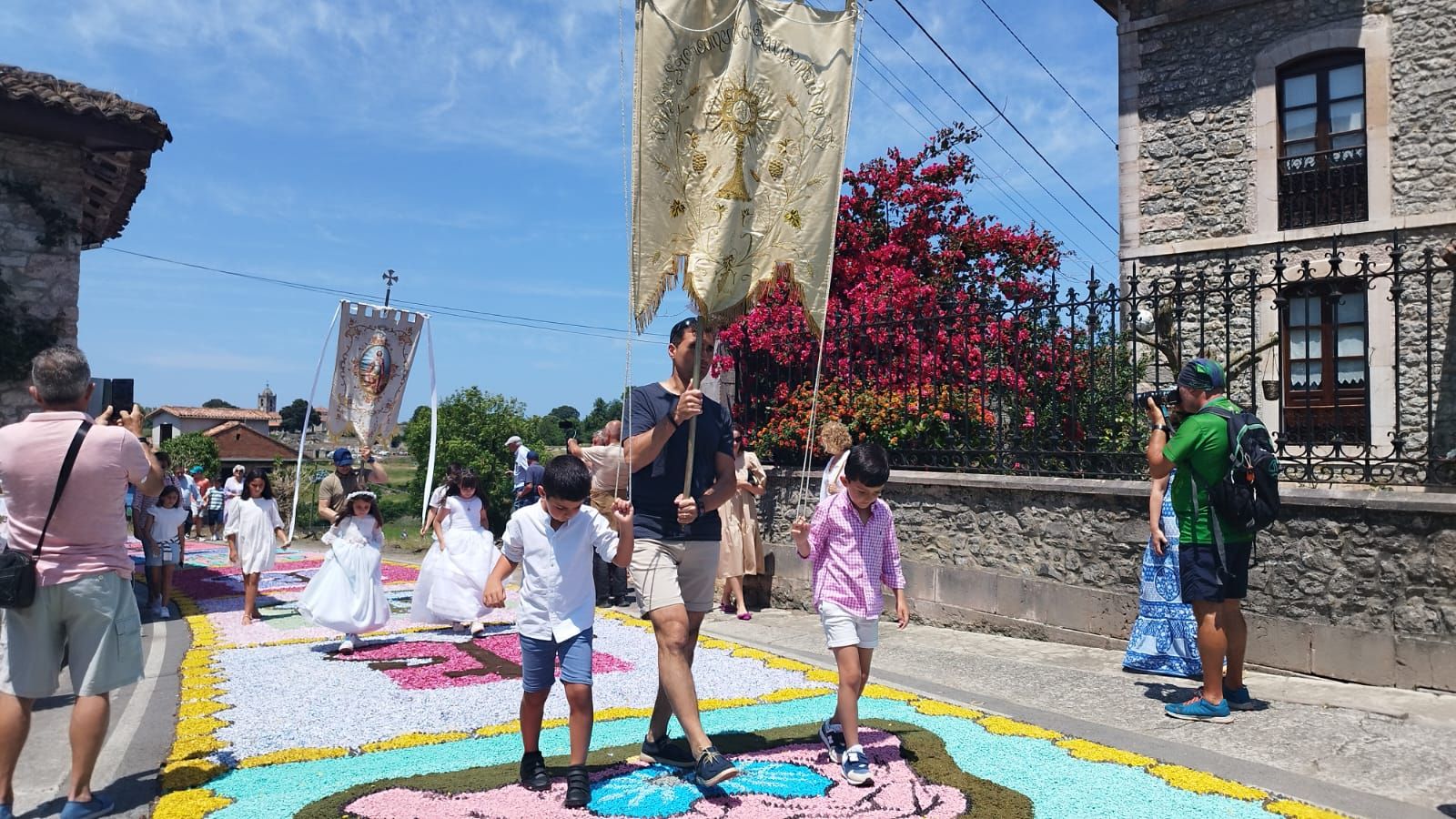 Así luce Cué durante sus fiestas de La Sacramental, en Llanes