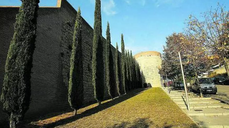 Un passeig tranquil i relaxat per la muralla de Girona