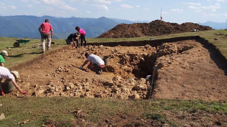 Hallan en Asturias un túmulo megalítico de tipología desconocida en el Noroeste